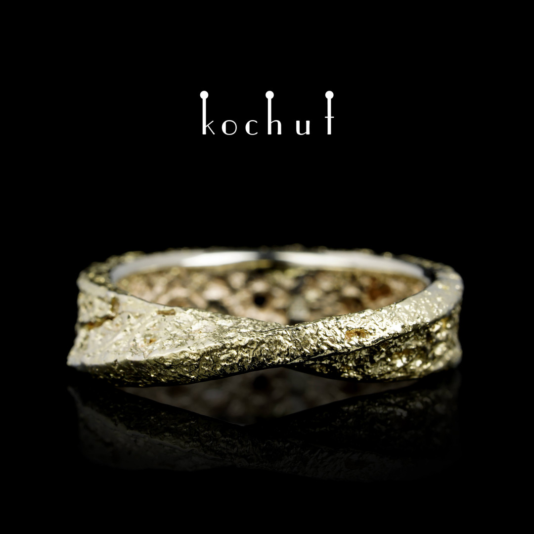 Wedding ring Celtic ribbon of Mobius White gold, fusing of yellow gold